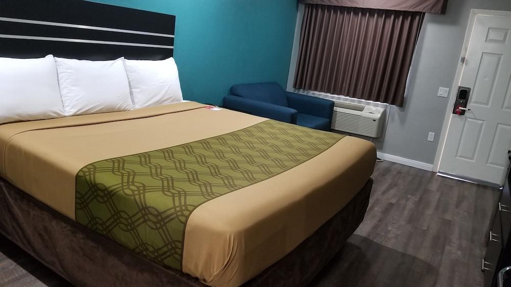 Econo Lodge Houston Brookhollow Bagian luar foto