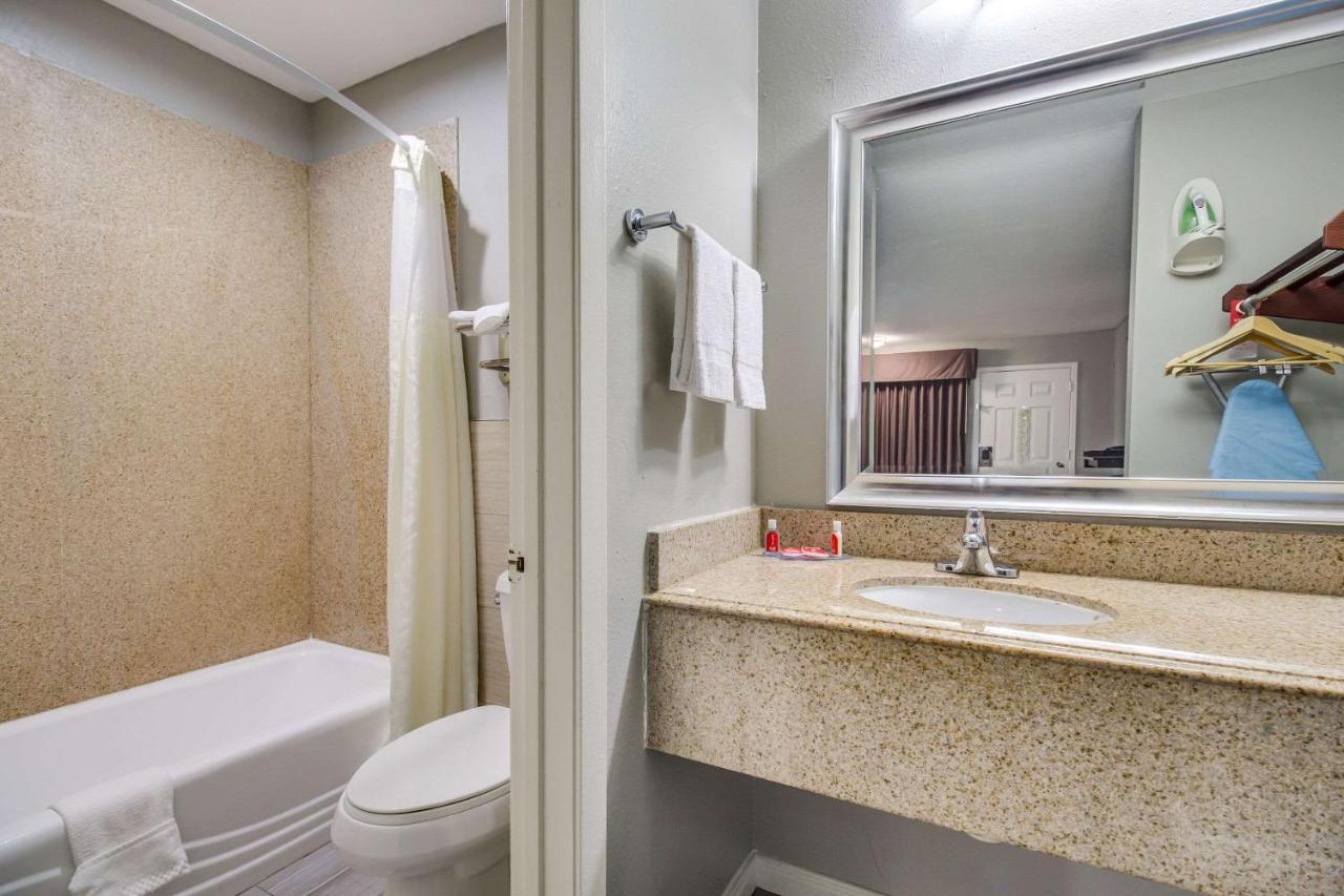 Econo Lodge Houston Brookhollow Bagian luar foto