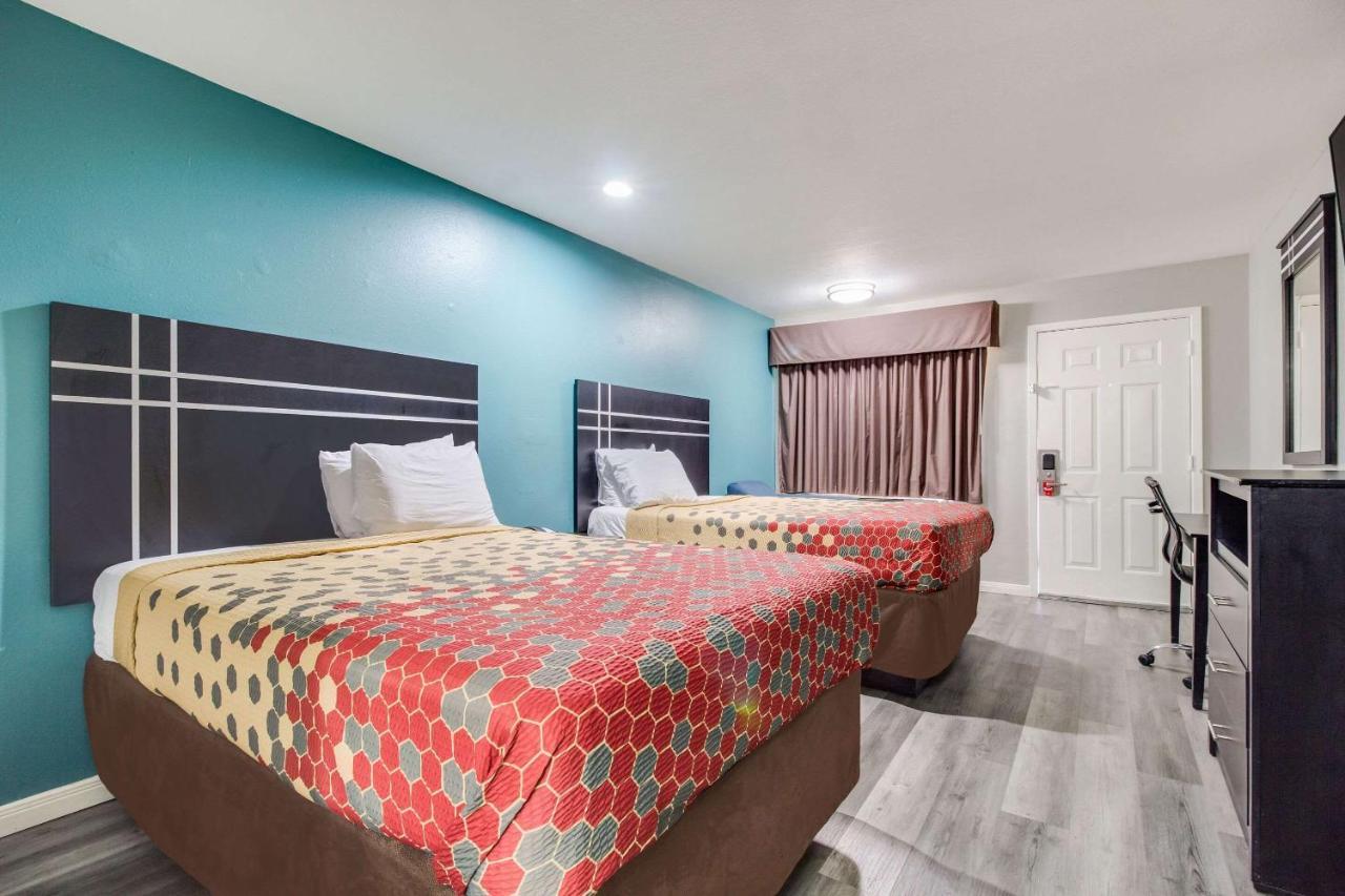 Econo Lodge Houston Brookhollow Bagian luar foto