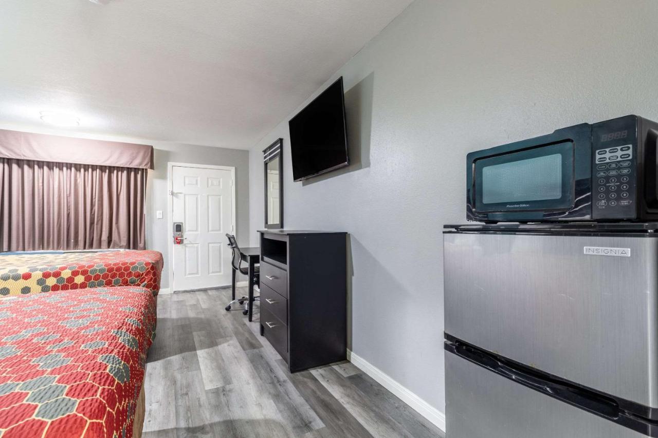 Econo Lodge Houston Brookhollow Bagian luar foto