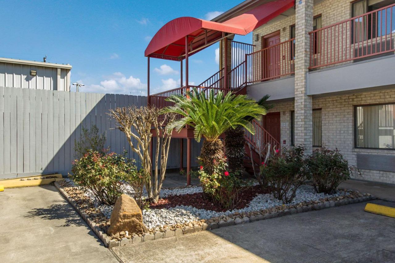 Econo Lodge Houston Brookhollow Bagian luar foto