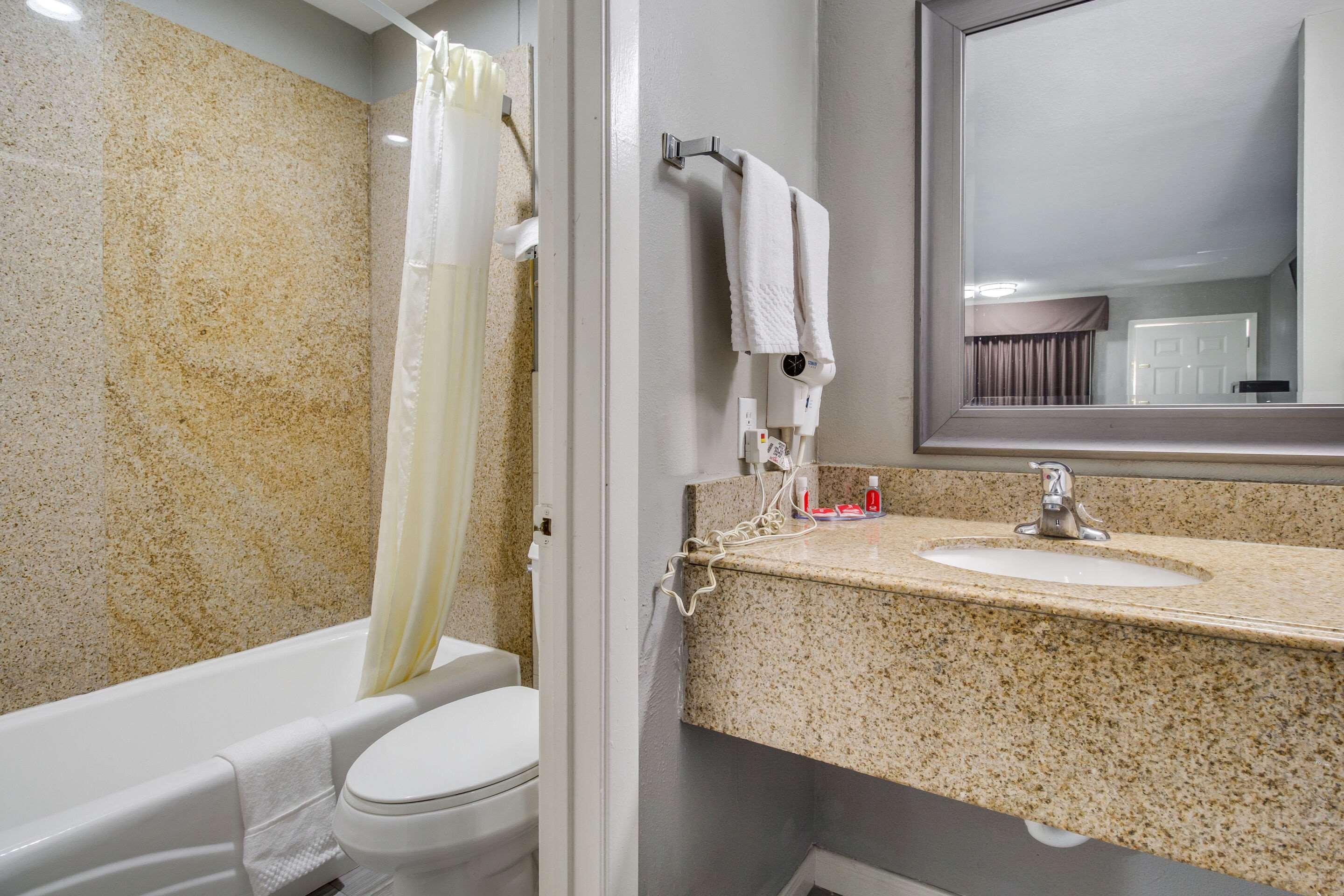 Econo Lodge Houston Brookhollow Bagian luar foto