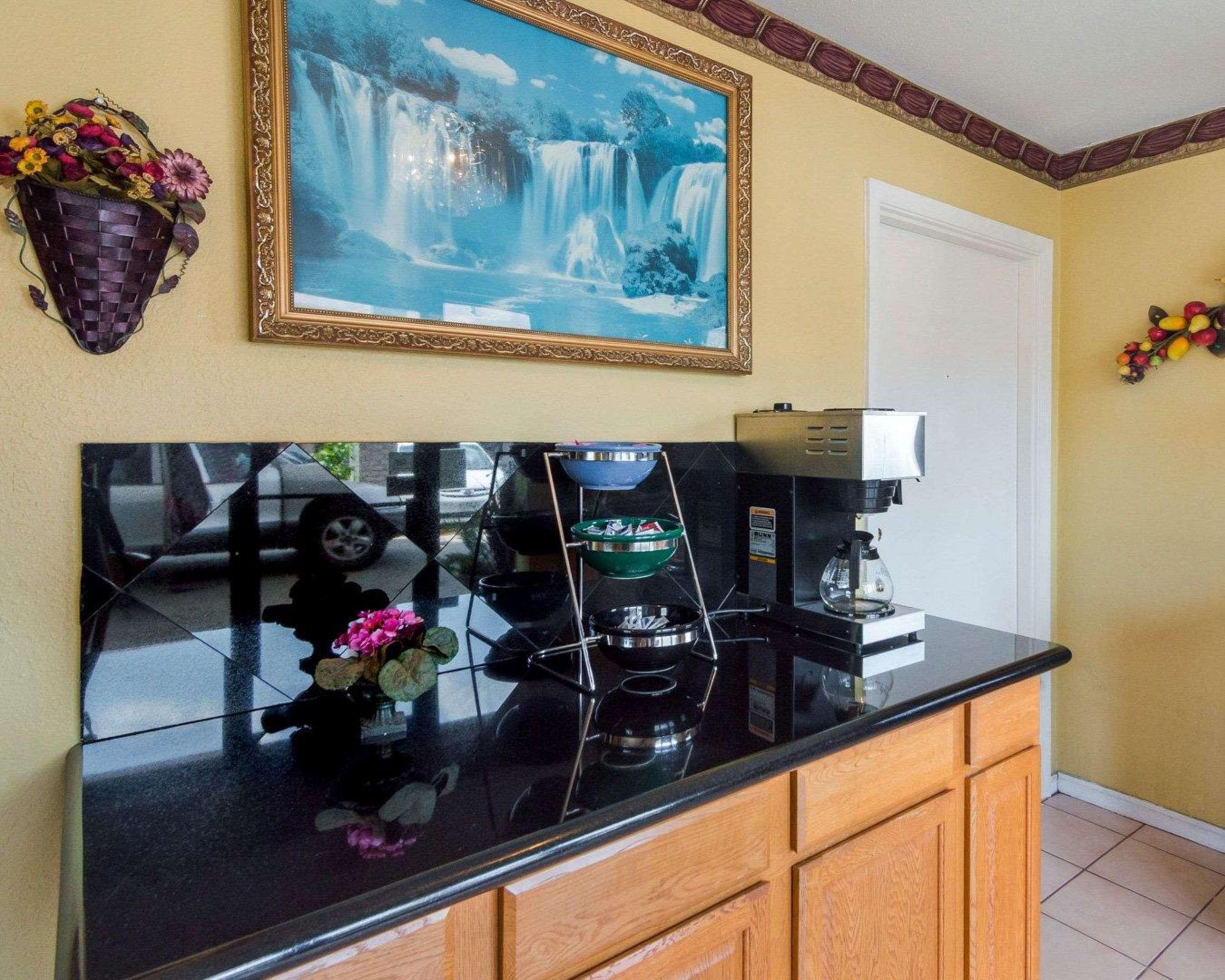 Econo Lodge Houston Brookhollow Bagian luar foto