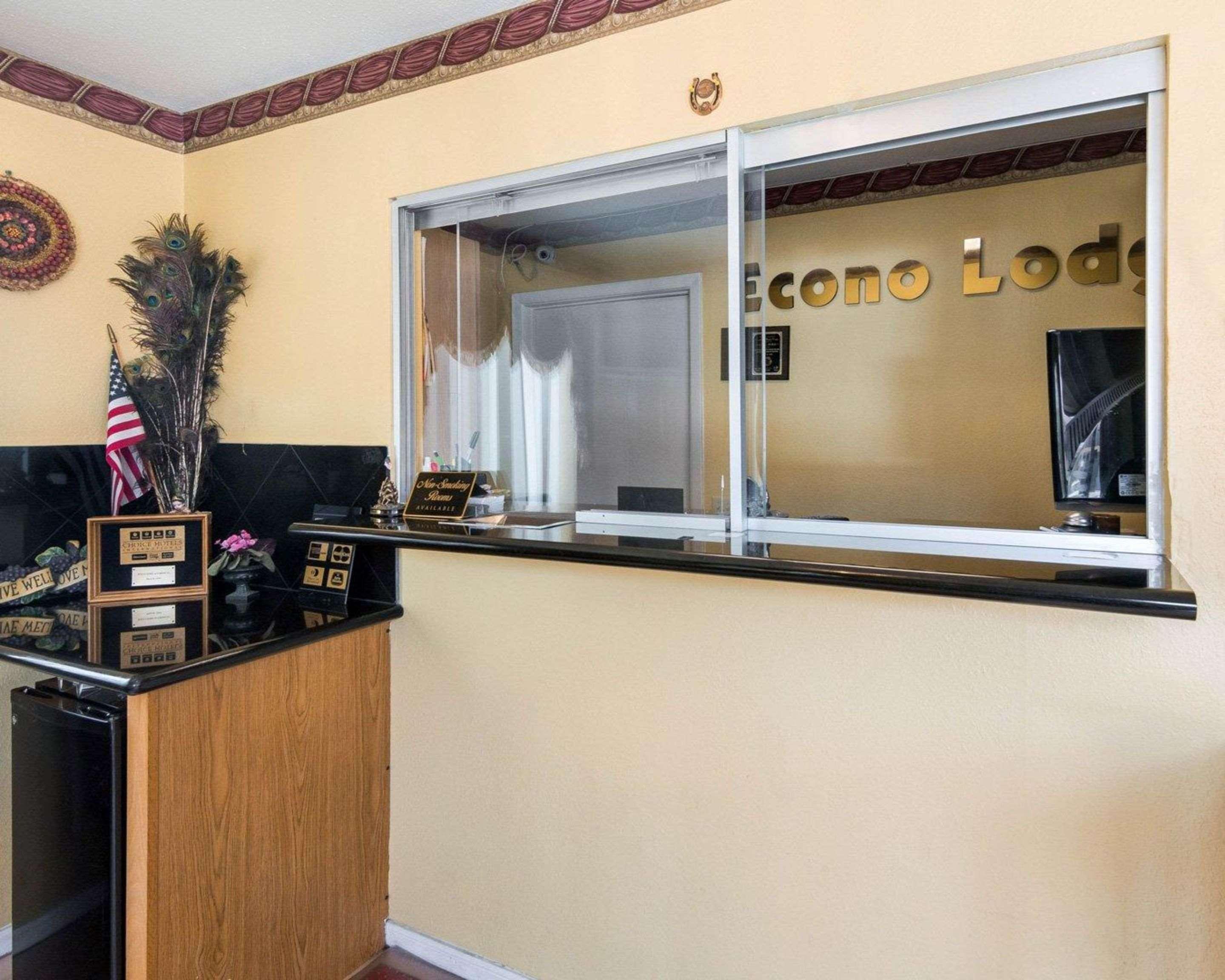 Econo Lodge Houston Brookhollow Bagian luar foto