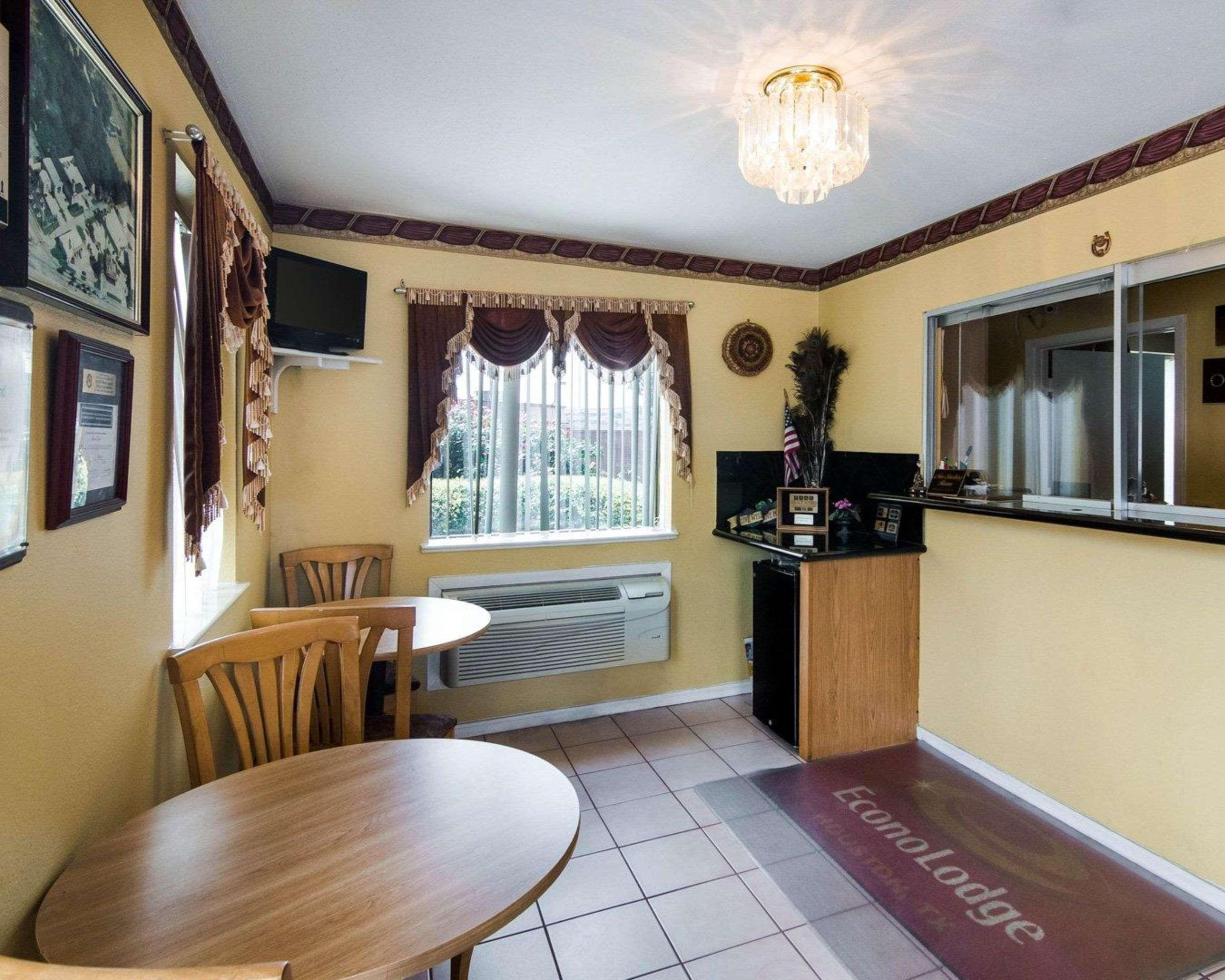 Econo Lodge Houston Brookhollow Bagian luar foto
