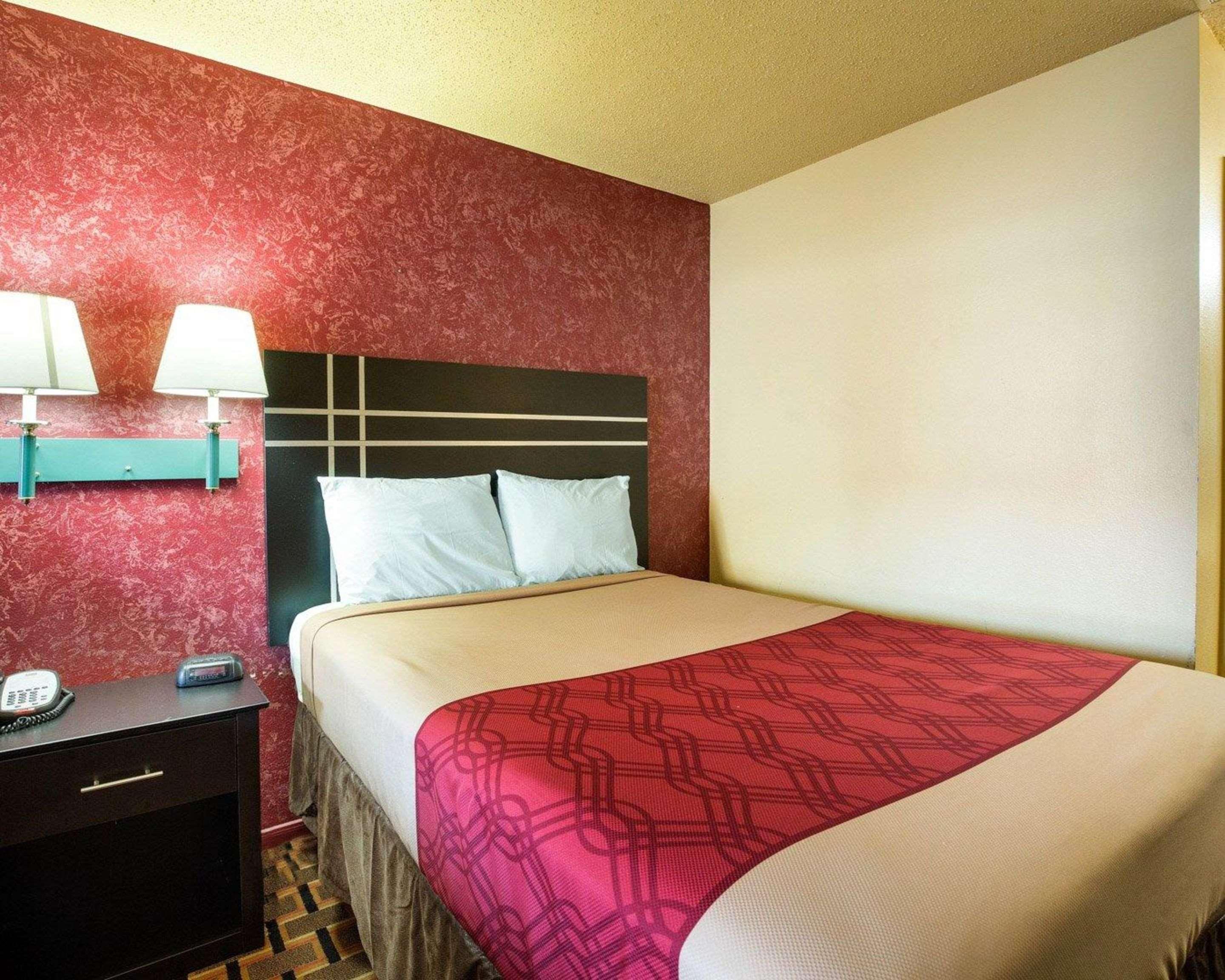 Econo Lodge Houston Brookhollow Bagian luar foto